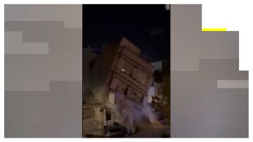 Imagen del edificio derrumb&aacute;ndose
