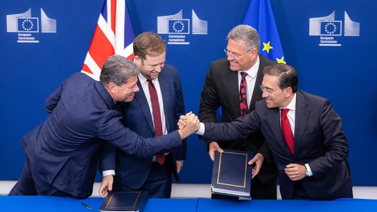 Elcomisario Maros Sefcovic y el secretario de Estado británico para Europa, Stephen Doughty, sostienen el Tratado de Gibraltar, mientras saludan la firma el ministro de Exteriores, José Manuel Albares, y el ministro presidente de Gibraltar, Fabian Picardo. Elcomisario Maros Sefcovic y el secretario de Estado británico para Europa, Stephen Doughty, sostienen el Tratado de Gibraltar, mientras saludan la firma el ministro de Exteriores, José Manuel Albares, y el ministro presidente de Gibraltar, Fabian Picardo.