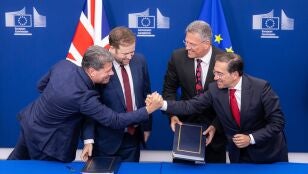 Elcomisario Maros Sefcovic y el secretario de Estado brit&aacute;nico para Europa, Stephen Doughty, sostienen el Tratado de Gibraltar, mientras saludan la firma el ministro de Exteriores, Jos&eacute; Manuel Albares, y el ministro presidente de Gibraltar, Fabian Picardo.