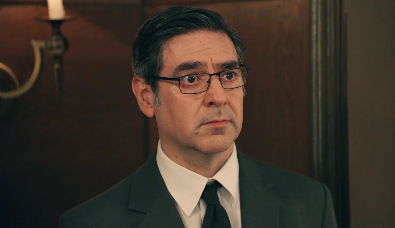 Eduardo conoce a Roque, pero no se atreve a contarle que él es su padre biológico