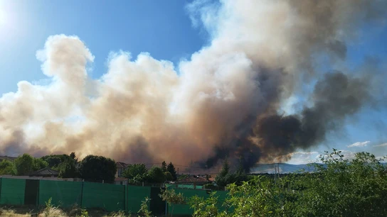 Vista del incendio de Lozoyuela desde la localidad vecina de Mangirón. Vista del incendio de Lozoyuela desde la localidad vecina de Mangirón.