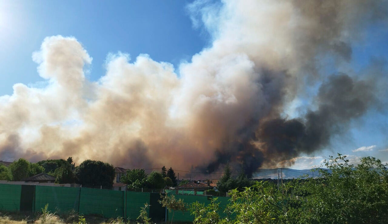  Vista del incendio de Lozoyuela desde la localidad vecina de Mangir&oacute;n.