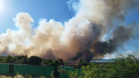  Vista del incendio de Lozoyuela desde la localidad vecina de Mangir&oacute;n.