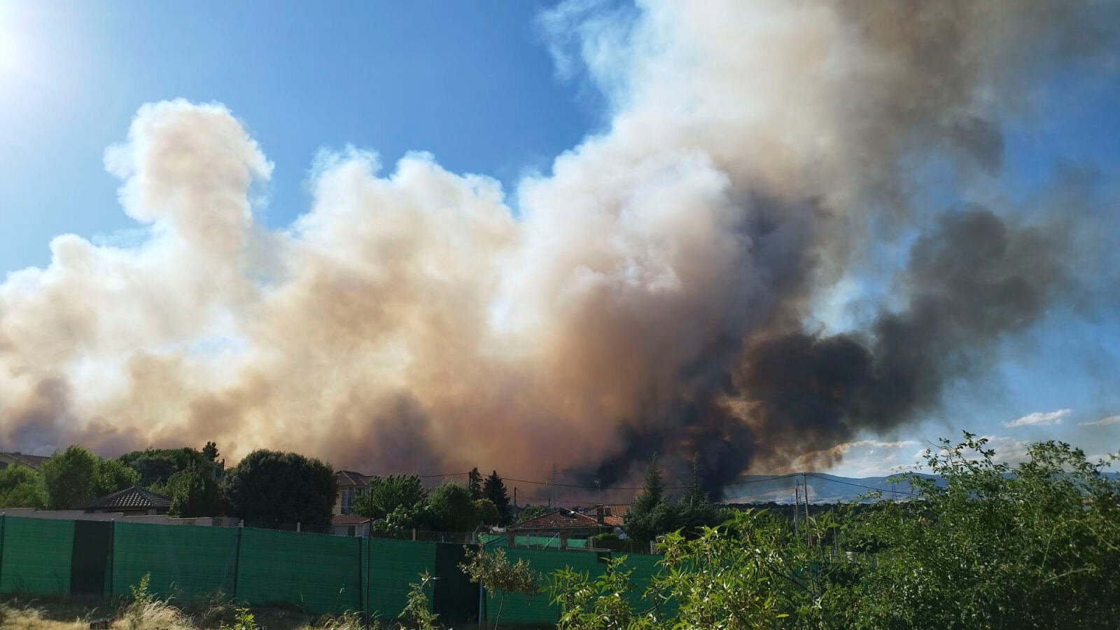 Un detenido y más de 100 evacuados por el incendio de Lozoyuela, entre ellos 50 niños: hay miles de confinados y carreteras cortadas