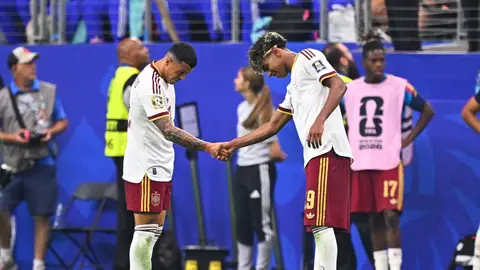 Lamine Yamal y Pedro Porro en la celebración del gol ante Francia Lamine Yamal y Pedro Porro en la celebración del gol ante Francia