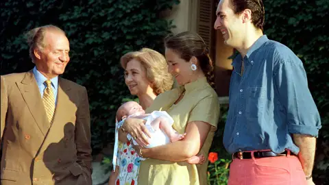 Familia real en Marivent con Froilán recién nacido Familia real en Marivent con Froilán recién nacido