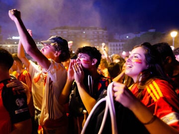 Aficionados viendo el Francia - Espa&ntilde;a en Col&oacute;n