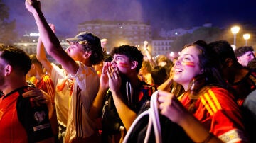 Aficionados viendo el Francia - Espa&ntilde;a en Col&oacute;n