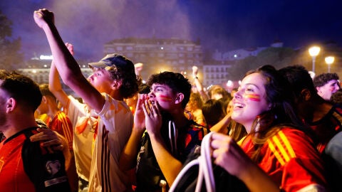 Aficionados viendo el Francia - Espa&ntilde;a en Col&oacute;n