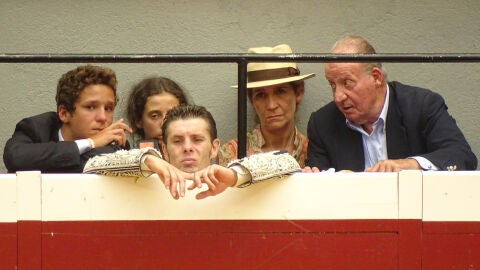 Familia real disfrutando de una jornada de toros