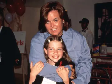 Rosie O'Donnell y Michelle Trachtenberg en la premiere de Harriet the Spy en 1996 Rosie O'Donnell y Michelle Trachtenberg en la premiere de Harriet the Spy en 1996
