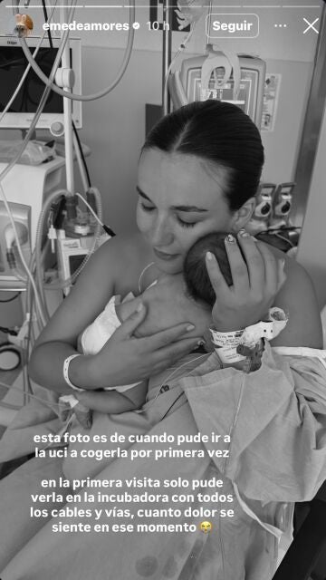 Eme de Amores sosteniendo a su hijo en brazos