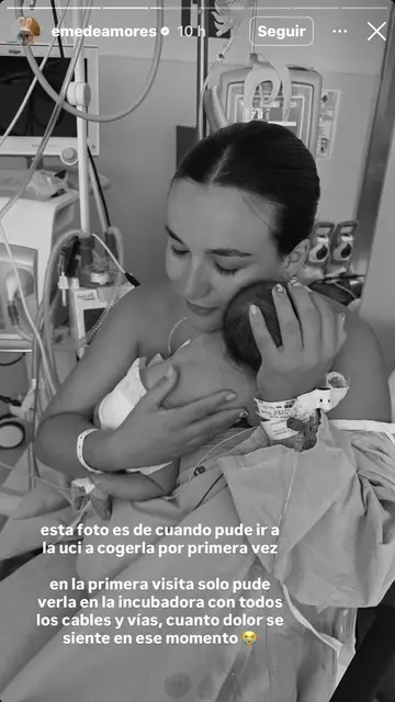 Eme de Amores sosteniendo a su hijo en brazos Eme de Amores sosteniendo a su hijo en brazos