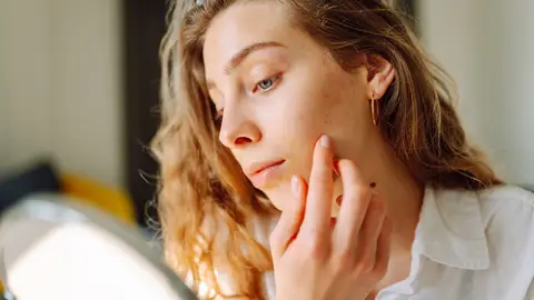Chica mirándose al espejo Chica mirándose al espejo