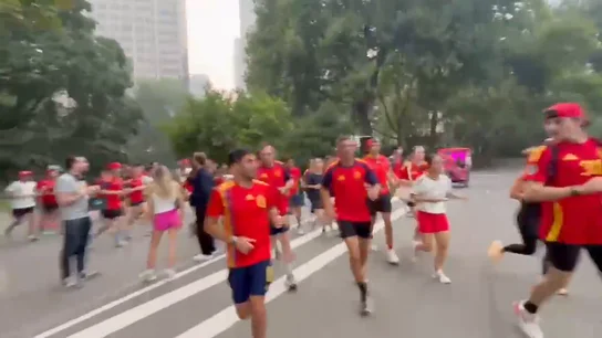 Corren en Nueva York por La Roja Corren en Nueva York por La Roja