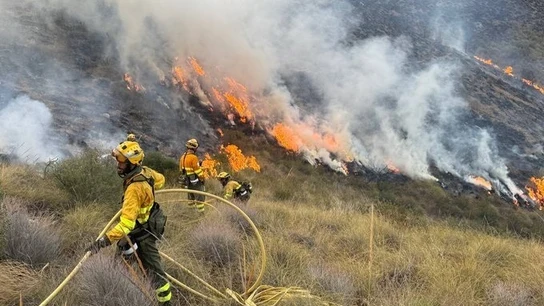 Los bomberos trabajan para apagar las llamas Los bomberos trabajan para apagar las llamas