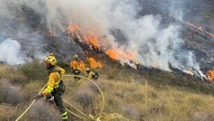 Los bomberos trabajan para apagar las llamas