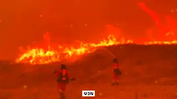 El incendio de Orés (Zaragoza) sigue activo y 5 municipios siguen desalojados El incendio de Orés (Zaragoza) sigue activo y 5 municipios siguen desalojados