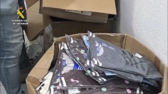 Más de 2.600 artículos intervenidos en un punto de distribución de productos falsificados en Huelva Más de 2.600 artículos intervenidos en un punto de distribución de productos falsificados en Huelva