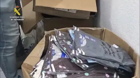 Más de 2.600 artículos intervenidos en un punto de distribución de productos falsificados en Huelva Más de 2.600 artículos intervenidos en un punto de distribución de productos falsificados en Huelva