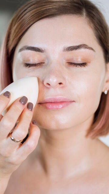Mujer maquillándose