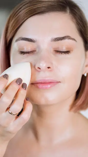 Mujer maquillándose Mujer maquillándose
