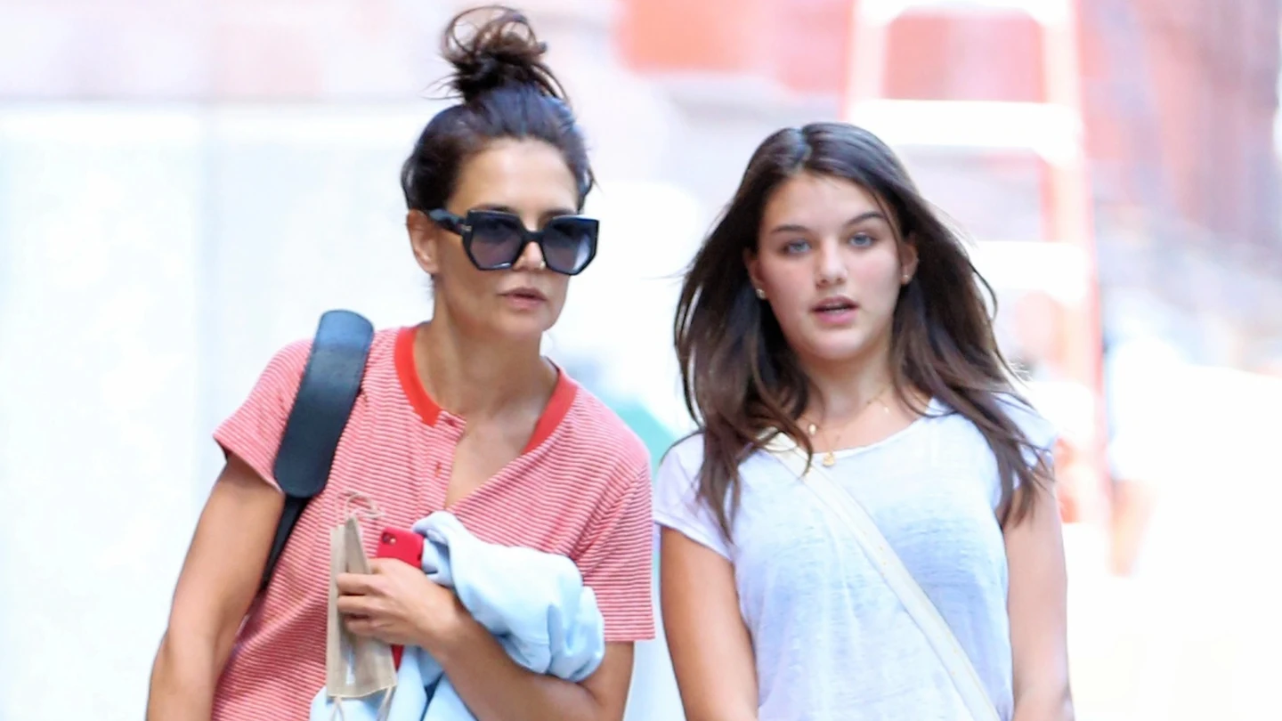 Katie Holmes y su hija Suri Katie Holmes y su hija Suri