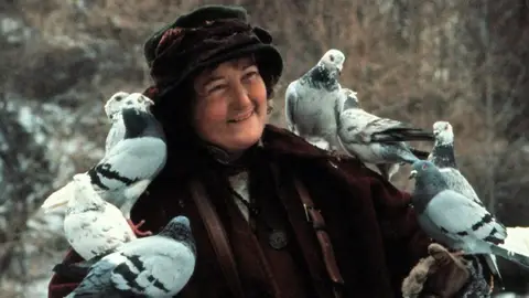 Brenda Fricker en Solo en casa 2 Brenda Fricker en Solo en casa 2