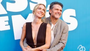 Kira Mir&oacute; y Salva Reina en la premiere de Tres de m&aacute;s