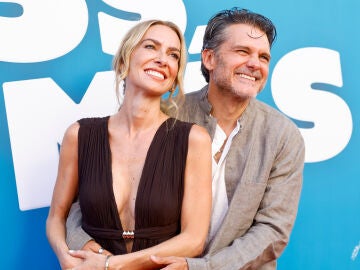 Kira Mir&oacute; y Salva Reina en la premiere de Tres de m&aacute;s