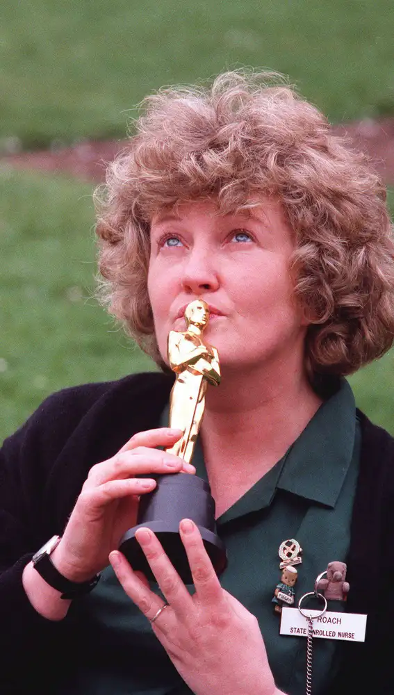 Brenda Fricker con su Oscar Brenda Fricker con su Oscar