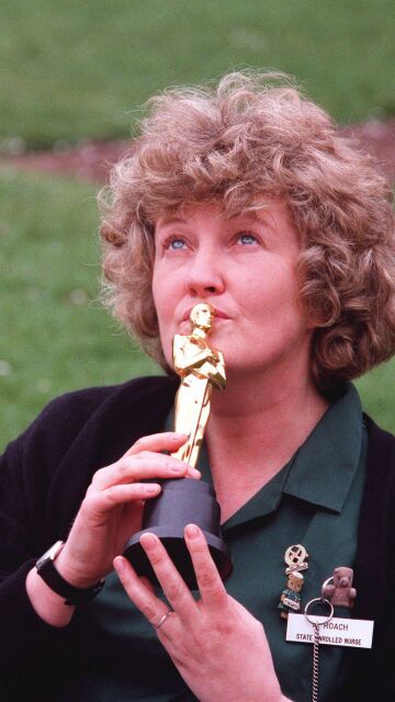 Brenda Fricker con su Oscar