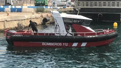 Se hunde un catamarán en Tabarca (Alicante) con 11 personas a bordo Se hunde un catamarán en Tabarca (Alicante) con 11 personas a bordo