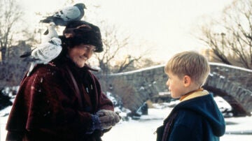 Brenda Fricker y Macaulay Culkin en Solo en casa 2