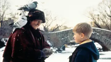 Brenda Fricker y Macaulay Culkin en Solo en casa 2 Brenda Fricker y Macaulay Culkin en Solo en casa 2