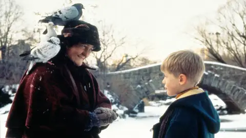 Brenda Fricker y Macaulay Culkin en Solo en casa 2 Brenda Fricker y Macaulay Culkin en Solo en casa 2