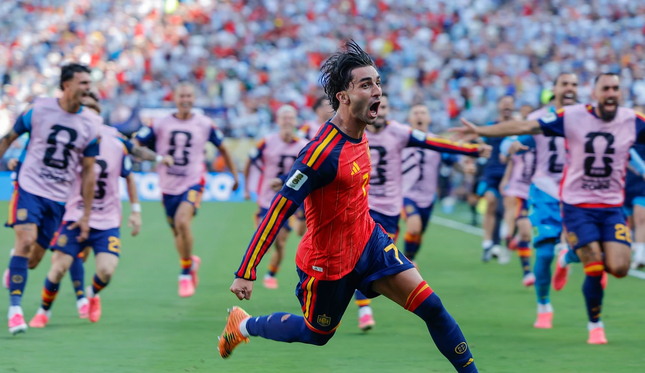 Ferran Torres celebra su gol en la final del Mundial