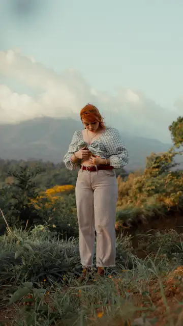 Mujer con un top de estampado vichy Mujer con un top de estampado vichy