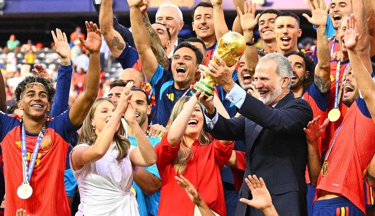 El rey Felipe levanta la copa junto a sus hijas y los jugadores de la Selección