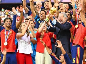El rey Felipe levanta la copa junto a sus hijas y los jugadores de la Selecci&oacute;n