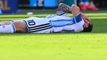 Messi en el suelo Messi en el suelo