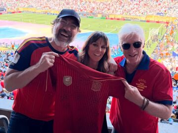 Javier Bardem, Alejandra Silva y Richard Gere en la final del Mundial