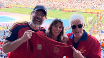 Javier Bardem, Alejandra Silva y Richard Gere en la final del Mundial