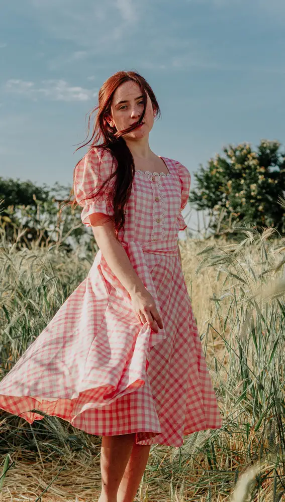 Mujer con un vestido de estampado vichy Mujer con un vestido de estampado vichy