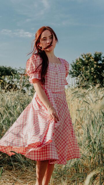 Mujer con un vestido de estampado vichy