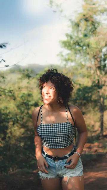 Mujer con un top de estampado vichy Mujer con un top de estampado vichy