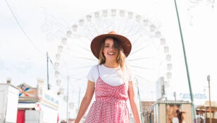 Mujer con un vestido de estampado vichy
