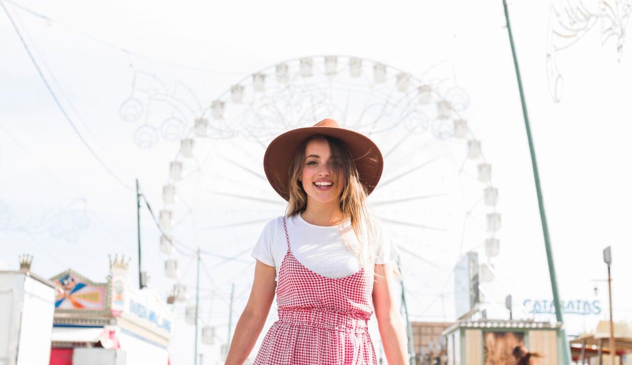 Mujer con un vestido de estampado vichy