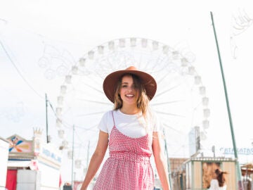 Mujer con un vestido de estampado vichy