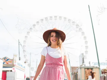 Mujer con un vestido de estampado vichy Mujer con un vestido de estampado vichy